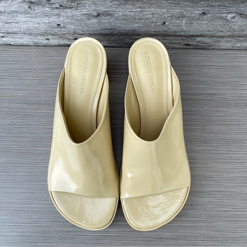 Bottega Veneta Atomic Leather Cylinder-Heel Mules - Picture 7 of 15
